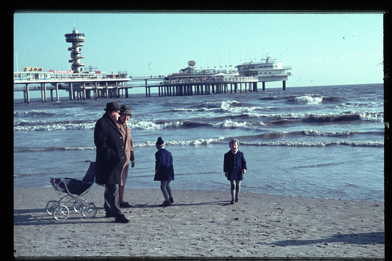 05.Scheveningen mrt 1966 Rino,Ilse,Brigitte,Marion.JPG